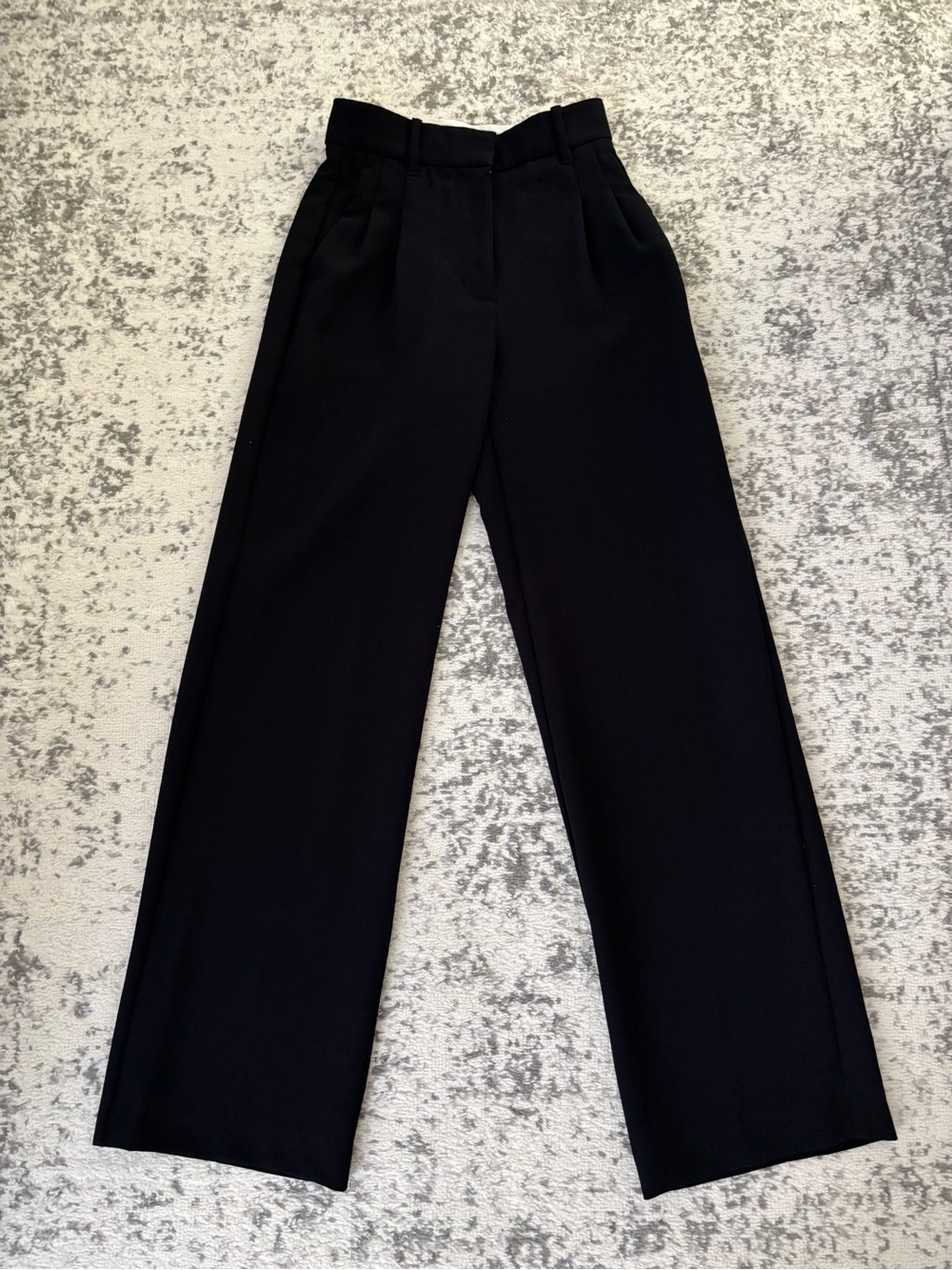 Aritzia Effortless pants - Picture 2 of 4
